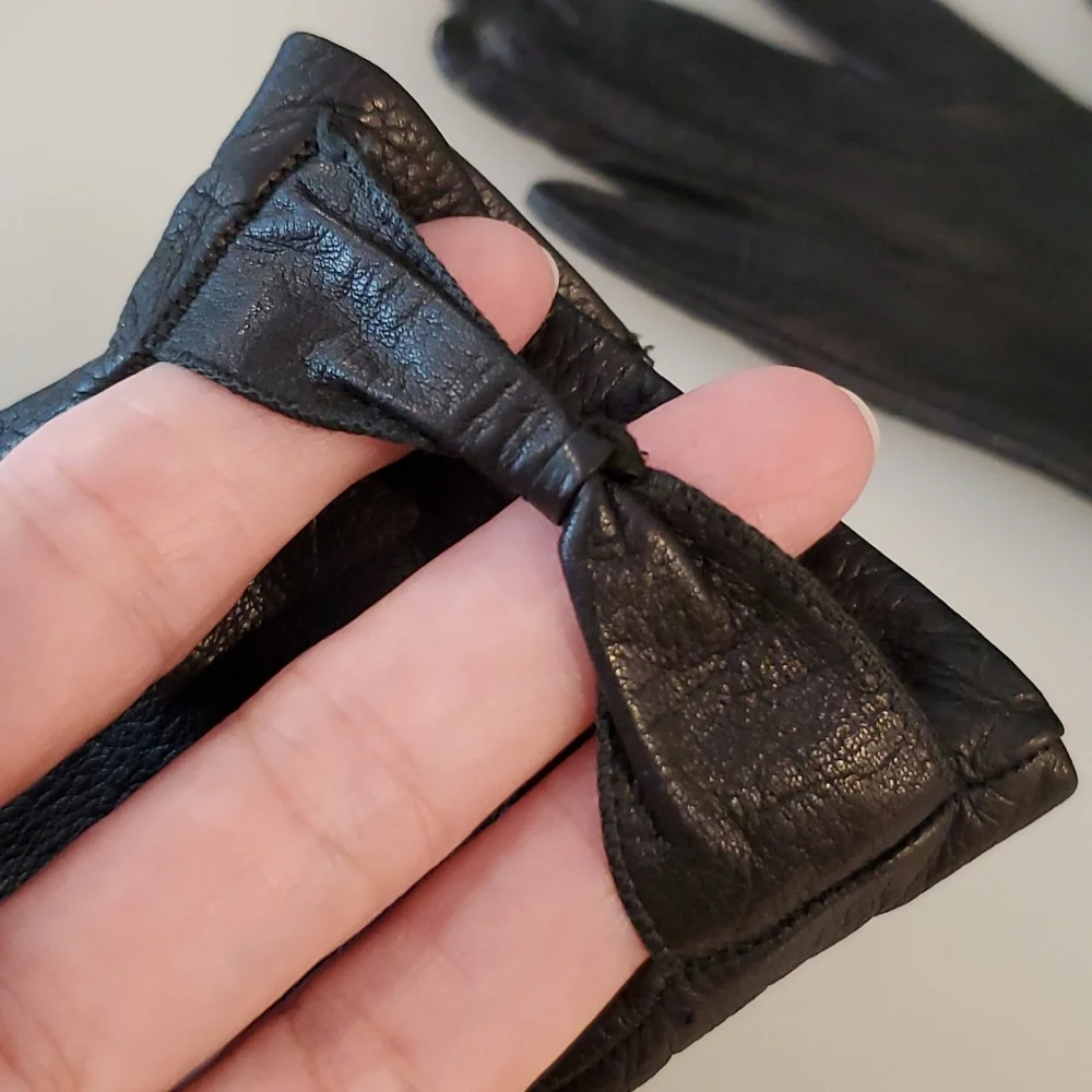 Vintage Black gloves for smaller hands bow detail